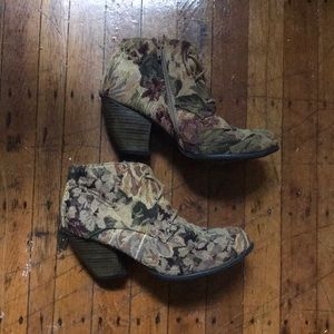 Shoe Dazzle // Floral Heel Booties // Size 8